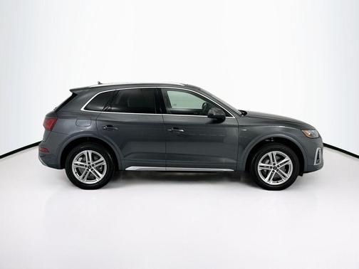 Daytona Gray Pearl Effect 2024 Audi Q5 e 55 S line Premium Plus