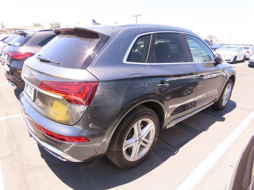 Daytona Gray Pearl Effect 2024 Audi Q5 e 55 S line Premium Plus