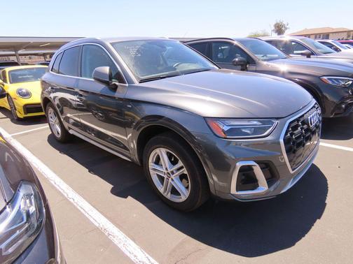 Daytona Gray Pearl Effect 2024 Audi Q5 e 55 S line Premium Plus