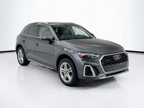 Daytona Gray Pearl Effect 2024 Audi Q5 e 55 S line Premium Plus