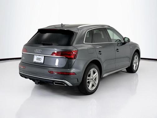 Daytona Gray Pearl Effect 2024 Audi Q5 e 55 S line Premium Plus