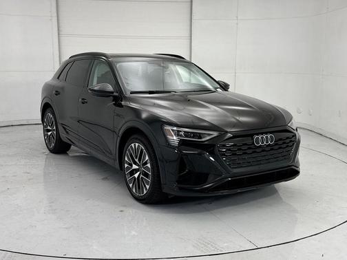 Mythos Black Metallic 2024 Audi Q8 e-tron Prestige