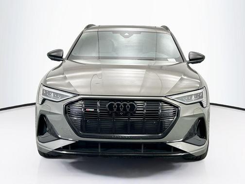 2022 Audi e-tron Premium Plus