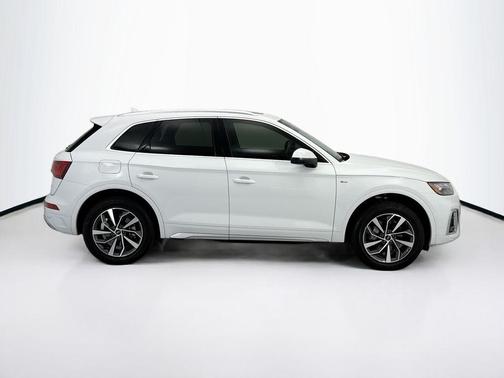 Glacier White Metallic 2023 Audi Q5 45 S line Premium