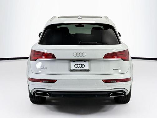 Glacier White Metallic 2023 Audi Q5 45 S line Premium