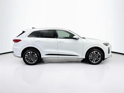 Glacier White Metallic 2025 Audi Q5 Premium Plus TFSI quattro S tronic