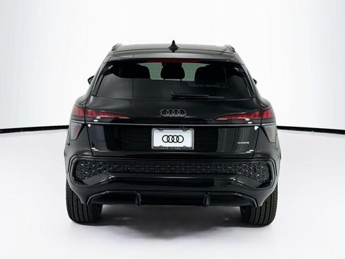 Mythos Black Metallic 2026 Audi Q3 TFSI quattro S tronic