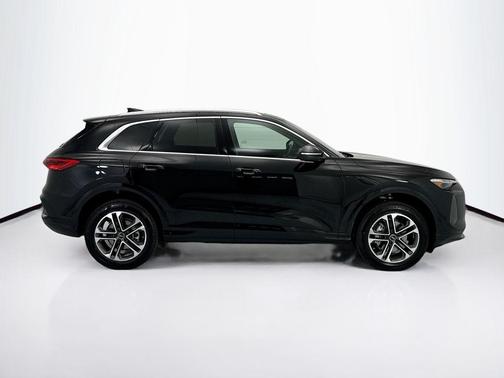 Mythos Black Metallic 2026 Audi Q5 Premium Plus TFSI quattro S tronic