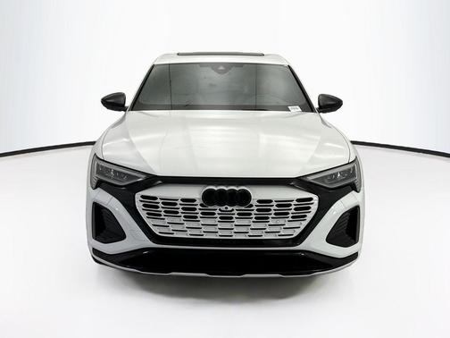 Glacier White Metallic 2024 Audi Q8 e-tron Prestige