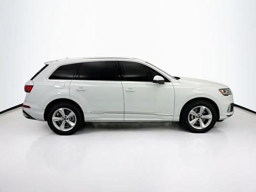 Glacier White Metallic 2023 Audi Q7 45 Premium Plus