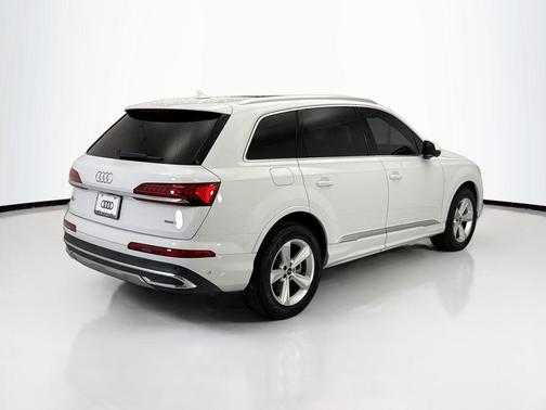 Glacier White Metallic 2023 Audi Q7 45 Premium Plus