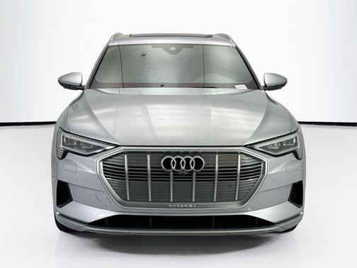 Florett Silver Metallic 2023 Audi e-tron Premium Plus quattro