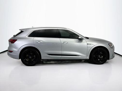 Florett Silver Metallic 2023 Audi e-tron Premium Plus quattro