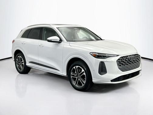 Glacier White Metallic 2025 Audi Q5 Premium Plus TFSI quattro S tronic