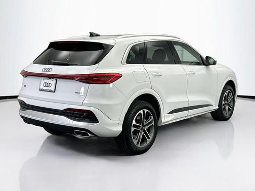 Glacier White Metallic 2025 Audi Q5 Premium Plus TFSI quattro S tronic