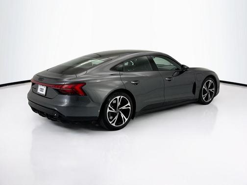 Daytona Gray Pearl Effect 2023 Audi e-tron GT Premium Plus quattro