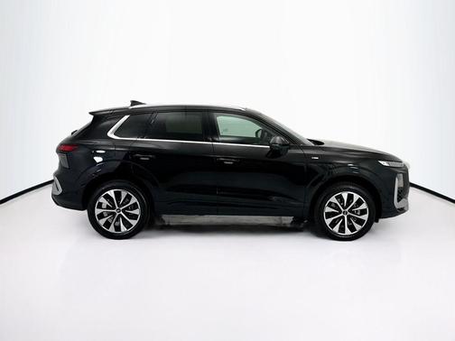Mythos Black Metallic 2026 Audi Q3 TFSI quattro S tronic