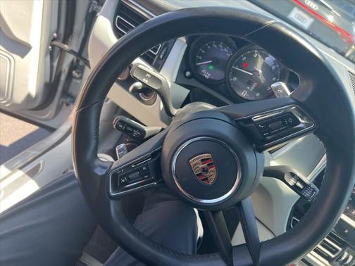 2023 Porsche Macan Base