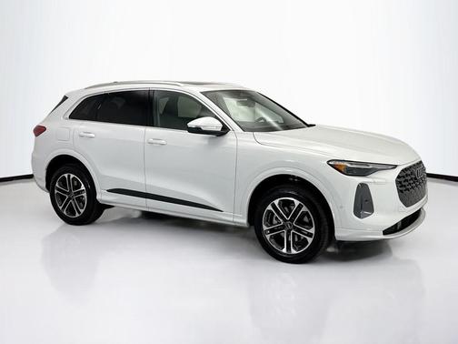 Glacier White Metallic 2026 Audi Q5 Premium Plus TFSI quattro S tronic