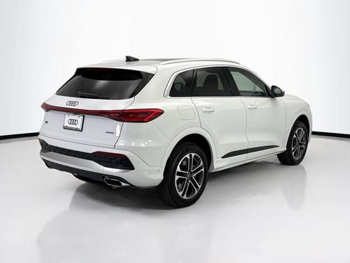 Glacier White Metallic 2026 Audi Q5 Premium Plus TFSI quattro S tronic