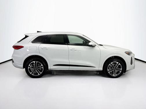 Glacier White Metallic 2026 Audi Q5 Premium Plus TFSI quattro S tronic