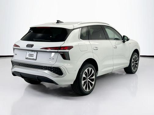 Glacier White Metallic 2026 Audi Q3 TFSI quattro S tronic