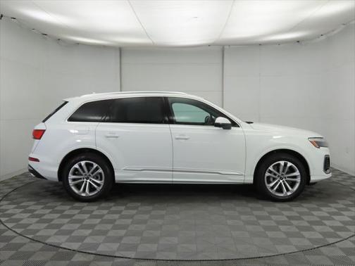 2025 Audi Q7 45 Premium Plus