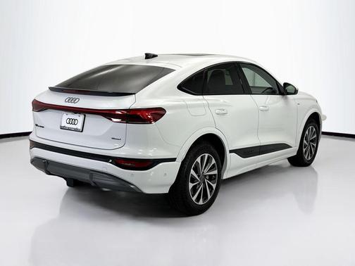 Glacier White Metallic 2027 Audi Q6 e-tron Sportback Premium Plus