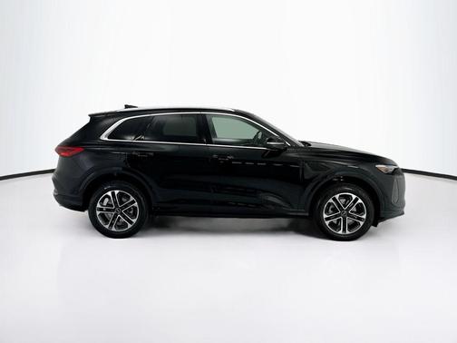 Mythos Black Metallic 2025 Audi Q5 Premium Plus TFSI quattro S tronic