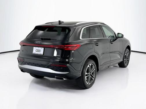 Mythos Black Metallic 2025 Audi Q5 Premium Plus TFSI quattro S tronic