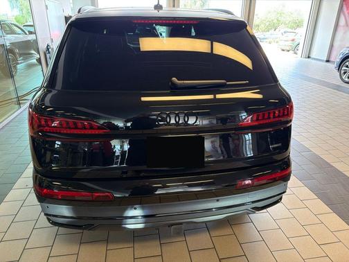 Mythos Black Metallic 2023 Audi Q7 55 Premium Plus