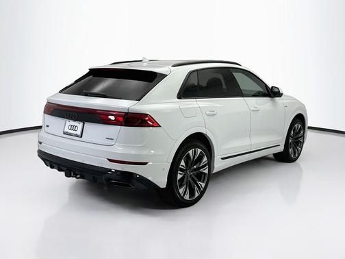 Glacier White Metallic 2027 Audi Q8 Prestige