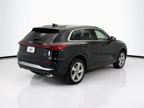 Mythos Black Metallic 2026 Audi Q5 Premium Plus TFSI quattro S tronic