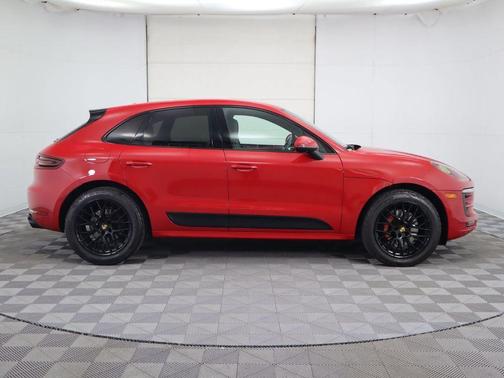 Photo 4 of 50 of 2017 Porsche Macan GTS