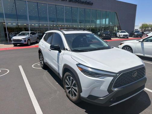 Pearl 2025 Toyota Corolla Cross XLE