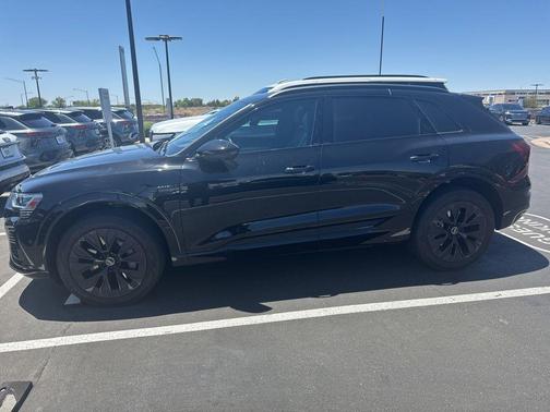 Mythos Black Metallic 2024 Audi Q8 e-tron Prestige