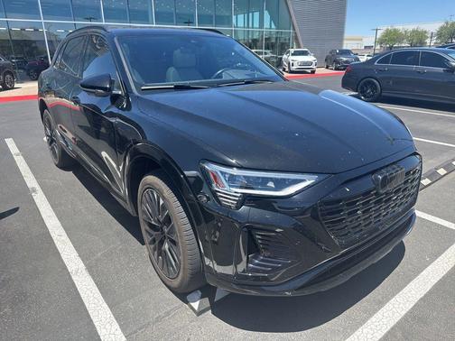Mythos Black Metallic 2024 Audi Q8 e-tron Prestige