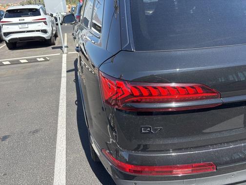 Mythos Black Metallic 2022 Audi Q7 55 Premium Plus