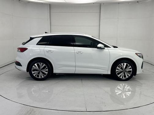 Glacier White Metallic 2023 Audi Q4 e-tron Premium Plus 40 RWD