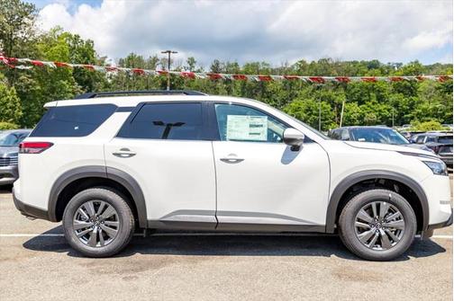 2025 Nissan Pathfinder SV 4WD