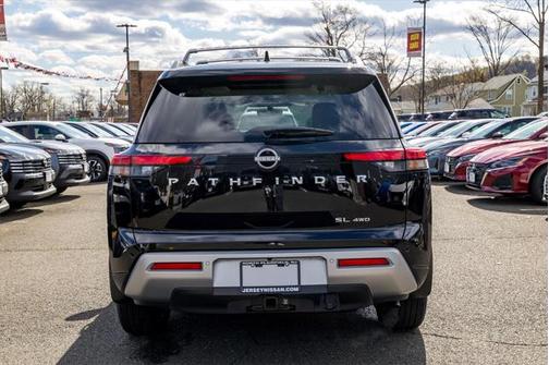 2025 Nissan Pathfinder SL 4WD