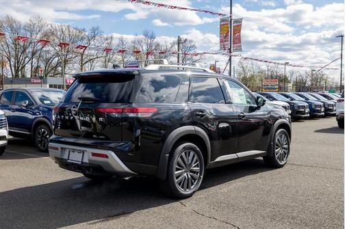 2025 Nissan Pathfinder SL 4WD