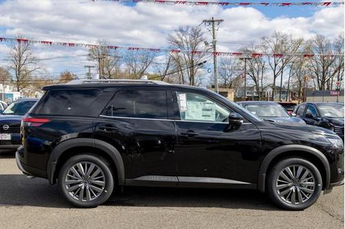 2025 Nissan Pathfinder SL 4WD