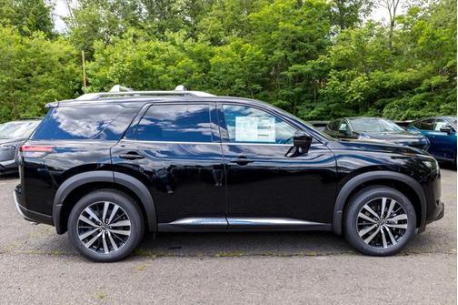 2025 Nissan Pathfinder Platinum 4WD