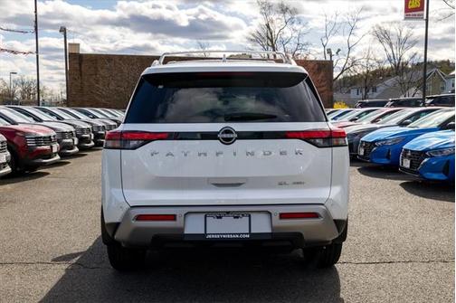 2025 Nissan Pathfinder SL 4WD