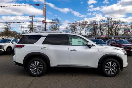 2025 Nissan Pathfinder SL 4WD
