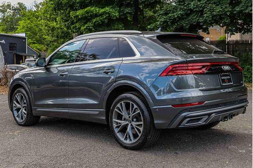 Daytona Gray Pearl 2023 Audi Q8 55 Prestige