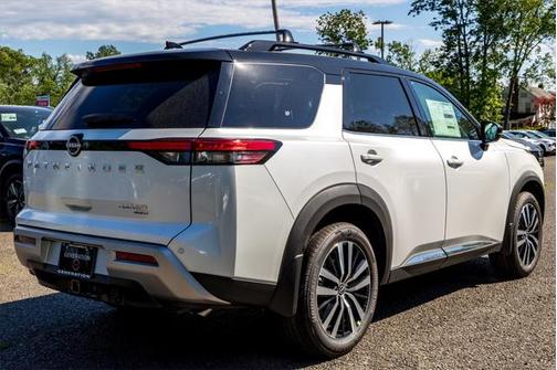 2025 Nissan Pathfinder Platinum 4WD