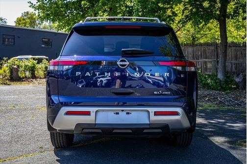 2023 Nissan Pathfinder SL 4WD