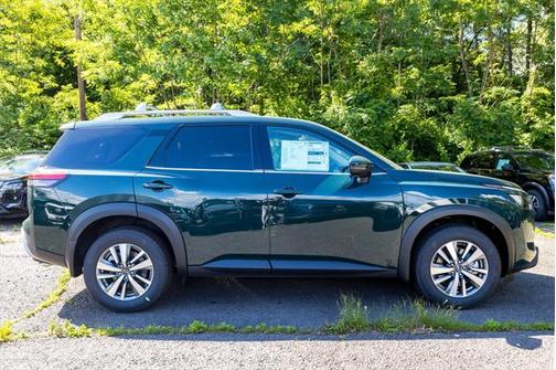 2025 Nissan Pathfinder SL 4WD